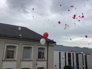 Ballon-Wettbewerb vor dem Freihof-Gymnasium