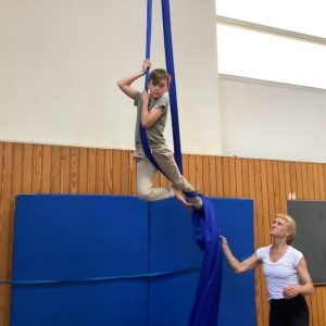 Märchenhafte Luftakrobatik am Freihof-Gymnasium