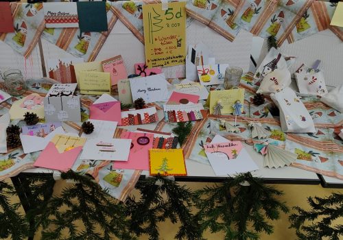 Weihnachtsmarkt 2023 Tisch mit Gebasteltem 1