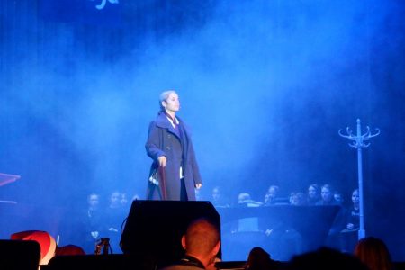 Weihnachtsmusical Darstellerin auf Bühne