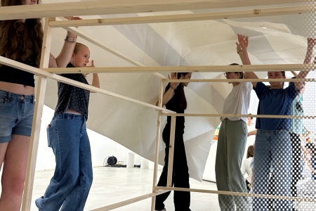 Kunstaktion mit Frank Bölter Kunstwerk Schüler stützen Kunstwerk von unten