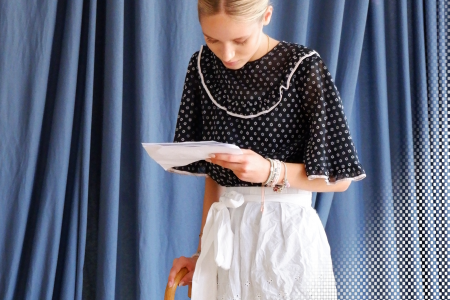 Projekttage Schülerin aus Theatergruppe mit Schürze