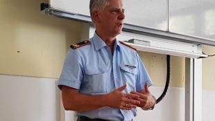 General Thomas Seifert vor Schülern