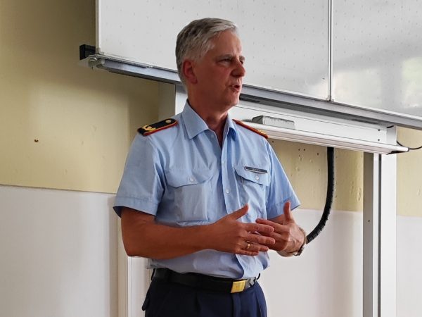 General Thomas Seifert vor Schülern
